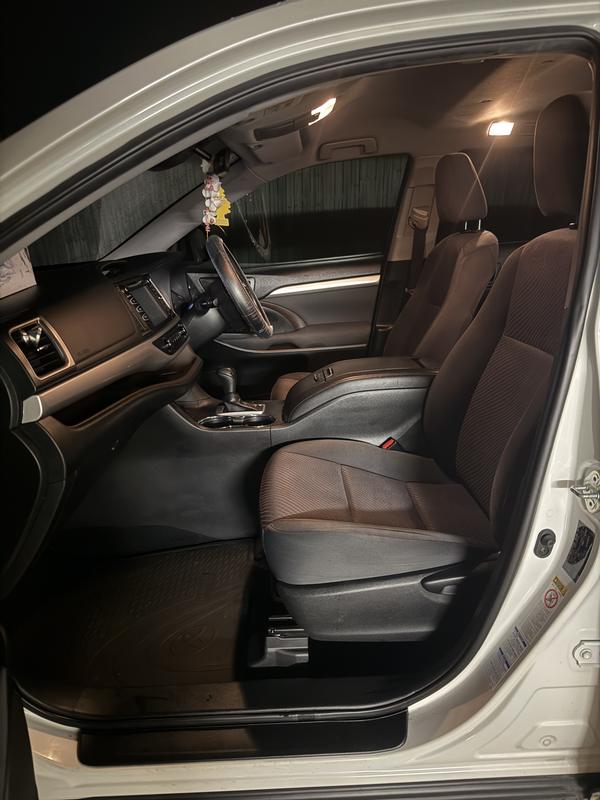 Toyota Kluger front seats
