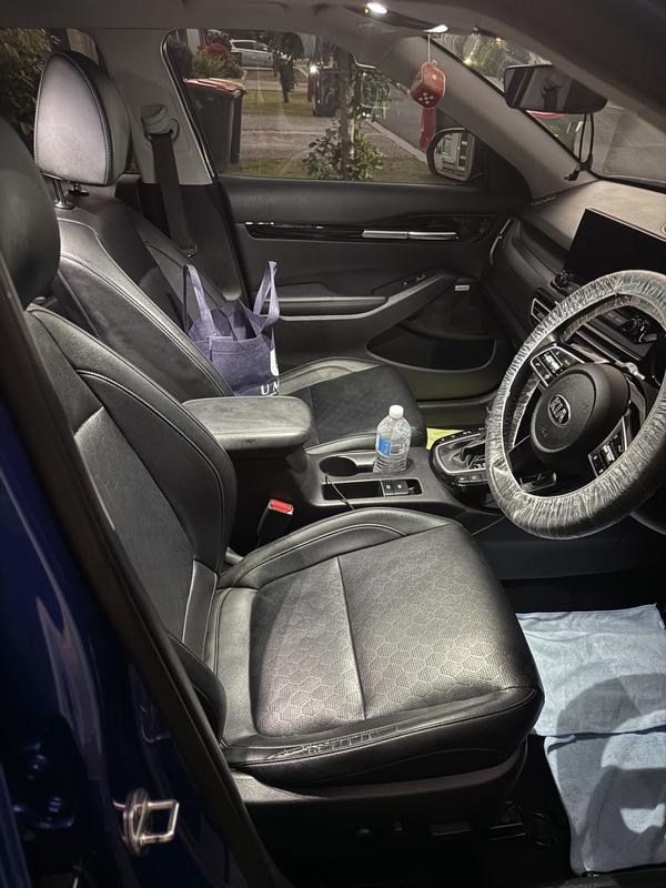 Kia Seltos: Front seats, protected floor