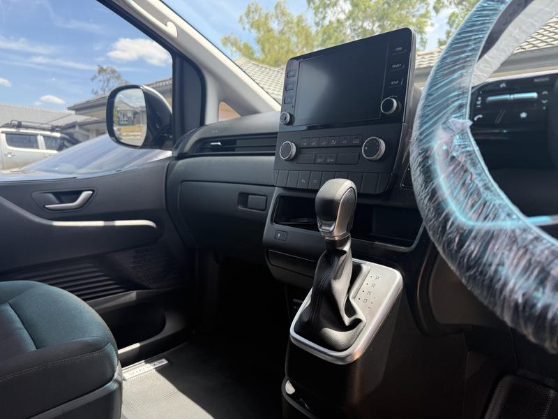 Hyundai Staria: Dash, console and front cabin
