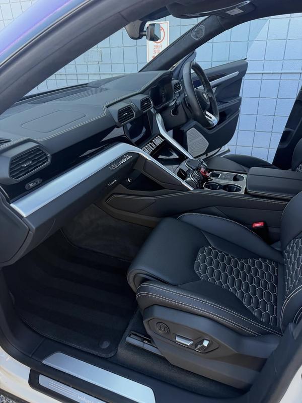 Lamborghini Urus front seats