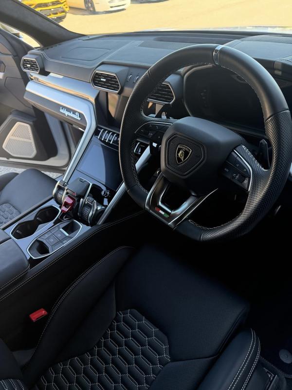 Lamborghini Urus steering wheel and dash