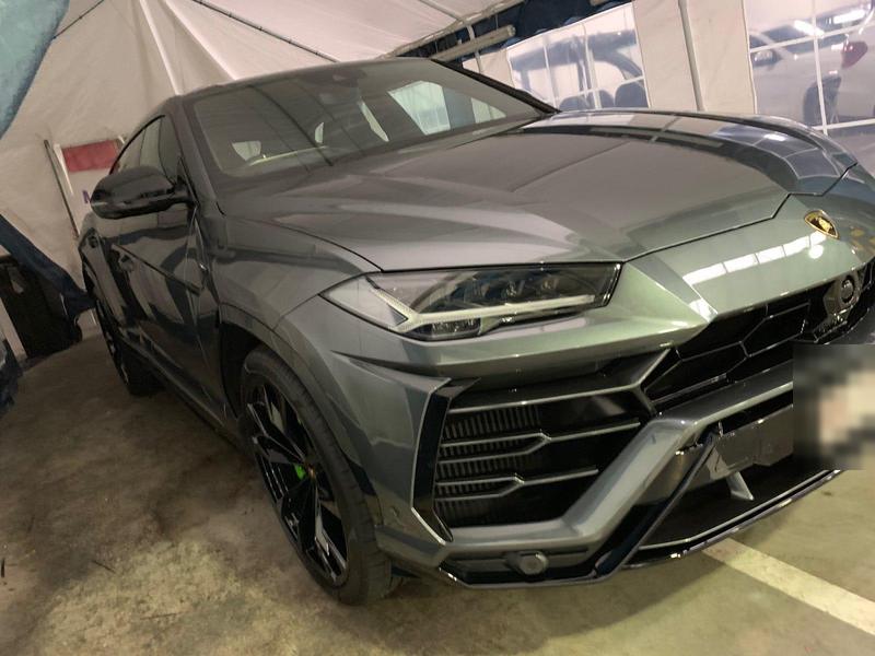 Lamborghini Urus front three-quarter